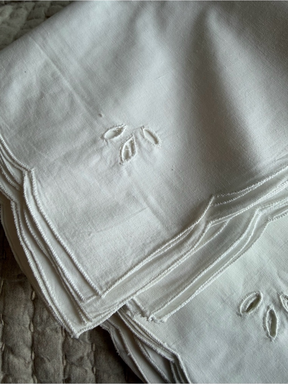 Napkins Vintage Embroidered White Linen Napkins - Set of 14 NWOT - Picture 2 of 5